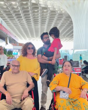 Vandana Sajnani Instagram - Plan made by @yuvaankhattar ❤️
To take his parents and grand parents n his Maamu for a trip to #Goa .. 4 days of itenary chalked out by him ❤️.
#Staytuned in the stories and the posts :) .. You can check out the stories :) 
3 different gorgeous properties ! 
#Goavibes #Goalife #goabeach #sun #Sand #beach #familytrip #sunsets 
#Babytraveler #babyblogger #Traveler