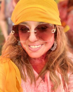 Vandana Sajnani Instagram - This year has truly been colourful and phenomenal .. Yeh Rang aur Pyaar hamesha Barsey 💝🧿. #Grateful 🙏..
.
.
#Happyholi #Holi2025 #rangbarse #Vandanasajnani #actor #Colourful #Selfie #vandanasajnanikhattar #love