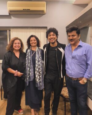 Vandana Sajnani Instagram - Read caption below .. 
So so glad to work with u @paponmusic and get started with you for shows ! What a fabulous singer / artist / human / entertainer as well as a neighbour are you ❤️❤️.
What a show ! At the legendary Shamumhanda hall in Mumbai over the weekend . #Fullhouse #Soldout ! 
I’m so happy my mom and my aunts all got to see his magic . And the sweetest gesture by him to come down and meet my aunts n hug my mom 🧿🙏.
The euphoria in the audience was next level. My first ever experience with him  was when #Papon agreed to sing on my 50th birthday party and treat all my friends to his amazing voice and energy . 
And then I got a chance to organise his this show in Mumbai. 
And this is not the first. There are going to be many more for sure . 
My husband @rajesh_khattar also had his first experience in his show and we are totally bowled by his talent and versatility.  Love you papon ! . My aunt @monabhambhani was visiting from America and she is now a fan for life ! 
It was such a joy to see my company logo #Mokshcreations on the screen . 
The ghazals he sings deserves a special mention. WOW papon . 
Your fan following is another level . Each one sings along with you . That was the most beautiful part of the evening , along with you singing some Assamese songs and everyone dancing along ! 
If you haven’t seen him perform , you are surely missing something amazing !!! .
.
 . #Highenergy #Concert #Singer #Musicalevening #Bollywood