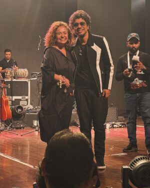 Vandana Sajnani Instagram - Read caption below .. 
So so glad to work with u @paponmusic and get started with you for shows ! What a fabulous singer / artist / human / entertainer as well as a neighbour are you ❤️❤️.
What a show ! At the legendary Shamumhanda hall in Mumbai over the weekend . #Fullhouse #Soldout ! 
I’m so happy my mom and my aunts all got to see his magic . And the sweetest gesture by him to come down and meet my aunts n hug my mom 🧿🙏.
The euphoria in the audience was next level. My first ever experience with him  was when #Papon agreed to sing on my 50th birthday party and treat all my friends to his amazing voice and energy . 
And then I got a chance to organise his this show in Mumbai. 
And this is not the first. There are going to be many more for sure . 
My husband @rajesh_khattar also had his first experience in his show and we are totally bowled by his talent and versatility.  Love you papon ! . My aunt @monabhambhani was visiting from America and she is now a fan for life ! 
It was such a joy to see my company logo #Mokshcreations on the screen . 
The ghazals he sings deserves a special mention. WOW papon . 
Your fan following is another level . Each one sings along with you . That was the most beautiful part of the evening , along with you singing some Assamese songs and everyone dancing along ! 
If you haven’t seen him perform , you are surely missing something amazing !!! .
.
 . #Highenergy #Concert #Singer #Musicalevening #Bollywood