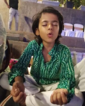 Vandana Sajnani Instagram - My first meditation experience 🧿❤️ #Mahashivratri with the best ❤️. Thankyou @sonunigamofficial uncle and Meenal aunty . ❤️ And mom it makes me so happy to make you happy ❤️. Love you @vandanasajnaniofficial  #Maa 😍❤️