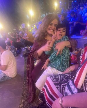 Vandana Sajnani Instagram - My first meditation experience 🧿❤️ #Mahashivratri with the best ❤️. Thankyou @sonunigamofficial uncle and Meenal aunty . ❤️ And mom it makes me so happy to make you happy ❤️. Love you @vandanasajnaniofficial  #Maa 😍❤️
