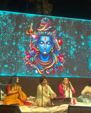 Vandana Sajnani Instagram - My first meditation experience 🧿❤️ #Mahashivratri with the best ❤️. Thankyou @sonunigamofficial uncle and Meenal aunty . ❤️ And mom it makes me so happy to make you happy ❤️. Love you @vandanasajnaniofficial  #Maa 😍❤️