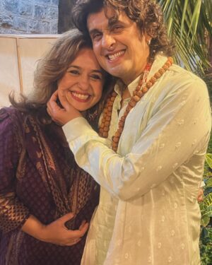 Vandana Sajnani Instagram - #mahashivratri ..Read the entire caption below  and make sure you scroll till the last video ❤️. By #sonunigam . And my son @yuvaankhattar ‘s first meditation experience 🧿🙏

This epic evening celebrating Mahashivratri in deep meditation and music for our souls .. Thanks to the amazing @sonunigamofficial @meenal_nigam1 .. The high we experienced was truly magical Meenal . ❤️. Got a chance to take my mom , my aunts and my cousin to experience this divine Shakti and a soulful union with Shiv Ji 🙏❤️🧿..
By the way , YUVAAN means LORD SHIVA 🙏
#harharmahadev 🙏 #Shiva #breathe  #meditation #vandanasajnani #shivji