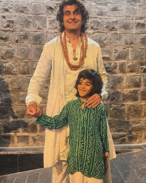 Vandana Sajnani Instagram - #mahashivratri ..Read the entire caption below  and make sure you scroll till the last video ❤️. By #sonunigam . And my son @yuvaankhattar ‘s first meditation experience 🧿🙏

This epic evening celebrating Mahashivratri in deep meditation and music for our souls .. Thanks to the amazing @sonunigamofficial @meenal_nigam1 .. The high we experienced was truly magical Meenal . ❤️. Got a chance to take my mom , my aunts and my cousin to experience this divine Shakti and a soulful union with Shiv Ji 🙏❤️🧿..
By the way , YUVAAN means LORD SHIVA 🙏
#harharmahadev 🙏 #Shiva #breathe  #meditation #vandanasajnani #shivji