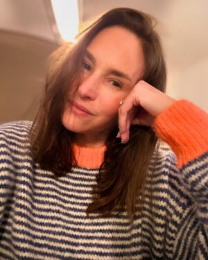 Vanessa Demouy Instagram - janvier … mettre de la couleur… dans les assiettes, dans les vases , sur les pulls , dans les verres , sur les pages de mes cahiers , dans ma cuisine , dans mon cœur dans ma tête … en tout cas essayer 💙💜💛💚🧡🩷🩵 et vous? pour sortir du gris du sombre du triste ,  vous faites comment ? #janvier