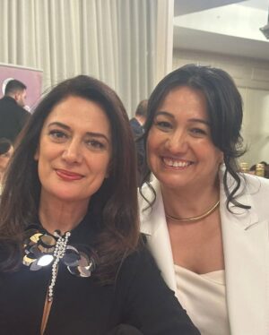 Veda Yurtsever Instagram - Şu fotoğrafta elini tuttuğum ve bi daha asla bırakmayacağım kadının adı Tülin Batmaz. Bir felaketten mucize yaratan kadın…
 2020’deki İzmir depreminin nerdeyse simgesi kabul edilen, evden cenazeleri birbirine sarılıyken çıkartılan, dünya güzeli ikizler Sayra ve Çınar’ın anneleri Tülin Batmaz…
 Çoookk ağır ve zor günler geçirdi Tülin, uzun süre tutmadı bacakları yürüyemedi mesela, yiyemedi, uyuyamadı, büyük bir acının içinde dibe doğru çöktü Tülin ama ordan bir mucizeyle yeniden dirilip hayata tutunmayı başardı. Bu muhteşem kadın bir vakıf kurdu, bağış sisteminin adını ‘İyilik İkizim’ koydu ve karar verdiği gibi 4. yılında vakfın, yüzlerce insana, çocuklara, öğrencilere ulaşmasını sağladı; Sayra ve Çınar’ı ölümsüz kıldı. 
  Bu akşam, her yılın sonunda yaptığı gibi,hem gönüllüleri, hem bağışçıları hem de okuttuğu öğrencileri bir araya getirdiği bir yemek verdi. Nihayet katılabildim bu kez. Neler yaptıklarını videodan izlerken göz yaşlarıma engel olamadım, çoookkk gurur duymama da… 
 Bu mucizeye ortak olun istiyorum, benim tanıştığım o çocuklar sizin de bağrınıza basmak isteyecekleriniz olsun, öyle şahaneler ki.  Girin Sayra Çınar vakfı hesabına, bio’daki  etiketlere tıklayın , ister bir seferlik, ister sürekli bağışçısı olun, mucizenin bir parçasına dönüşün. @sayracinar