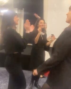 Veda Yurtsever Instagram - Şu fotoğrafta elini tuttuğum ve bi daha asla bırakmayacağım kadının adı Tülin Batmaz. Bir felaketten mucize yaratan kadın…
 2020’deki İzmir depreminin nerdeyse simgesi kabul edilen, evden cenazeleri birbirine sarılıyken çıkartılan, dünya güzeli ikizler Sayra ve Çınar’ın anneleri Tülin Batmaz…
 Çoookk ağır ve zor günler geçirdi Tülin, uzun süre tutmadı bacakları yürüyemedi mesela, yiyemedi, uyuyamadı, büyük bir acının içinde dibe doğru çöktü Tülin ama ordan bir mucizeyle yeniden dirilip hayata tutunmayı başardı. Bu muhteşem kadın bir vakıf kurdu, bağış sisteminin adını ‘İyilik İkizim’ koydu ve karar verdiği gibi 4. yılında vakfın, yüzlerce insana, çocuklara, öğrencilere ulaşmasını sağladı; Sayra ve Çınar’ı ölümsüz kıldı. 
  Bu akşam, her yılın sonunda yaptığı gibi,hem gönüllüleri, hem bağışçıları hem de okuttuğu öğrencileri bir araya getirdiği bir yemek verdi. Nihayet katılabildim bu kez. Neler yaptıklarını videodan izlerken göz yaşlarıma engel olamadım, çoookkk gurur duymama da… 
 Bu mucizeye ortak olun istiyorum, benim tanıştığım o çocuklar sizin de bağrınıza basmak isteyecekleriniz olsun, öyle şahaneler ki.  Girin Sayra Çınar vakfı hesabına, bio’daki  etiketlere tıklayın , ister bir seferlik, ister sürekli bağışçısı olun, mucizenin bir parçasına dönüşün. @sayracinar