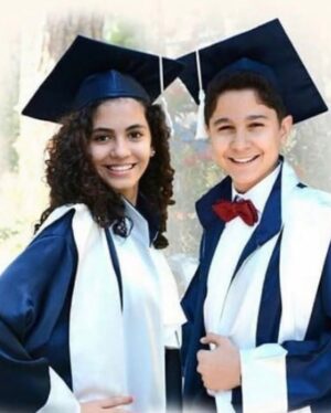 Veda Yurtsever Instagram - Şu fotoğrafta elini tuttuğum ve bi daha asla bırakmayacağım kadının adı Tülin Batmaz. Bir felaketten mucize yaratan kadın…
 2020’deki İzmir depreminin nerdeyse simgesi kabul edilen, evden cenazeleri birbirine sarılıyken çıkartılan, dünya güzeli ikizler Sayra ve Çınar’ın anneleri Tülin Batmaz…
 Çoookk ağır ve zor günler geçirdi Tülin, uzun süre tutmadı bacakları yürüyemedi mesela, yiyemedi, uyuyamadı, büyük bir acının içinde dibe doğru çöktü Tülin ama ordan bir mucizeyle yeniden dirilip hayata tutunmayı başardı. Bu muhteşem kadın bir vakıf kurdu, bağış sisteminin adını ‘İyilik İkizim’ koydu ve karar verdiği gibi 4. yılında vakfın, yüzlerce insana, çocuklara, öğrencilere ulaşmasını sağladı; Sayra ve Çınar’ı ölümsüz kıldı. 
  Bu akşam, her yılın sonunda yaptığı gibi,hem gönüllüleri, hem bağışçıları hem de okuttuğu öğrencileri bir araya getirdiği bir yemek verdi. Nihayet katılabildim bu kez. Neler yaptıklarını videodan izlerken göz yaşlarıma engel olamadım, çoookkk gurur duymama da… 
 Bu mucizeye ortak olun istiyorum, benim tanıştığım o çocuklar sizin de bağrınıza basmak isteyecekleriniz olsun, öyle şahaneler ki.  Girin Sayra Çınar vakfı hesabına, bio’daki  etiketlere tıklayın , ister bir seferlik, ister sürekli bağışçısı olun, mucizenin bir parçasına dönüşün. @sayracinar
