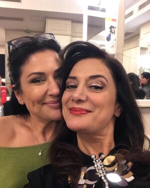 Veda Yurtsever Instagram - Şu fotoğrafta elini tuttuğum ve bi daha asla bırakmayacağım kadının adı Tülin Batmaz. Bir felaketten mucize yaratan kadın…
 2020’deki İzmir depreminin nerdeyse simgesi kabul edilen, evden cenazeleri birbirine sarılıyken çıkartılan, dünya güzeli ikizler Sayra ve Çınar’ın anneleri Tülin Batmaz…
 Çoookk ağır ve zor günler geçirdi Tülin, uzun süre tutmadı bacakları yürüyemedi mesela, yiyemedi, uyuyamadı, büyük bir acının içinde dibe doğru çöktü Tülin ama ordan bir mucizeyle yeniden dirilip hayata tutunmayı başardı. Bu muhteşem kadın bir vakıf kurdu, bağış sisteminin adını ‘İyilik İkizim’ koydu ve karar verdiği gibi 4. yılında vakfın, yüzlerce insana, çocuklara, öğrencilere ulaşmasını sağladı; Sayra ve Çınar’ı ölümsüz kıldı. 
  Bu akşam, her yılın sonunda yaptığı gibi,hem gönüllüleri, hem bağışçıları hem de okuttuğu öğrencileri bir araya getirdiği bir yemek verdi. Nihayet katılabildim bu kez. Neler yaptıklarını videodan izlerken göz yaşlarıma engel olamadım, çoookkk gurur duymama da… 
 Bu mucizeye ortak olun istiyorum, benim tanıştığım o çocuklar sizin de bağrınıza basmak isteyecekleriniz olsun, öyle şahaneler ki.  Girin Sayra Çınar vakfı hesabına, bio’daki  etiketlere tıklayın , ister bir seferlik, ister sürekli bağışçısı olun, mucizenin bir parçasına dönüşün. @sayracinar