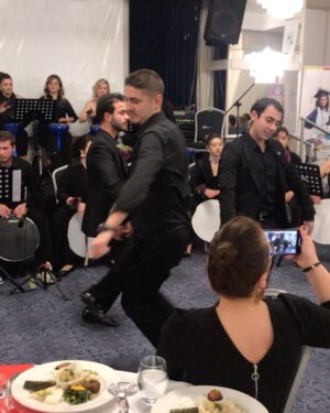 Veda Yurtsever Instagram - Şu fotoğrafta elini tuttuğum ve bi daha asla bırakmayacağım kadının adı Tülin Batmaz. Bir felaketten mucize yaratan kadın…
 2020’deki İzmir depreminin nerdeyse simgesi kabul edilen, evden cenazeleri birbirine sarılıyken çıkartılan, dünya güzeli ikizler Sayra ve Çınar’ın anneleri Tülin Batmaz…
 Çoookk ağır ve zor günler geçirdi Tülin, uzun süre tutmadı bacakları yürüyemedi mesela, yiyemedi, uyuyamadı, büyük bir acının içinde dibe doğru çöktü Tülin ama ordan bir mucizeyle yeniden dirilip hayata tutunmayı başardı. Bu muhteşem kadın bir vakıf kurdu, bağış sisteminin adını ‘İyilik İkizim’ koydu ve karar verdiği gibi 4. yılında vakfın, yüzlerce insana, çocuklara, öğrencilere ulaşmasını sağladı; Sayra ve Çınar’ı ölümsüz kıldı. 
  Bu akşam, her yılın sonunda yaptığı gibi,hem gönüllüleri, hem bağışçıları hem de okuttuğu öğrencileri bir araya getirdiği bir yemek verdi. Nihayet katılabildim bu kez. Neler yaptıklarını videodan izlerken göz yaşlarıma engel olamadım, çoookkk gurur duymama da… 
 Bu mucizeye ortak olun istiyorum, benim tanıştığım o çocuklar sizin de bağrınıza basmak isteyecekleriniz olsun, öyle şahaneler ki.  Girin Sayra Çınar vakfı hesabına, bio’daki  etiketlere tıklayın , ister bir seferlik, ister sürekli bağışçısı olun, mucizenin bir parçasına dönüşün. @sayracinar