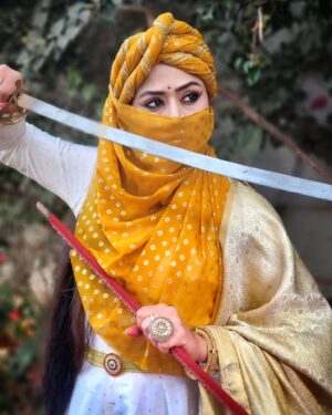 Veena Ponnappa Instagram - "“Stop being afraid of what could go wrong.....
 and start being excited about what could go right....👍

@veena_ponnappa_vnaa

@starsuvarna 
@nandimovies_official
#dussehra 
@veena_ponnappa_vnaa

#veena #veenaponnappa #renukayellamma #kannadaactress  #shootmode #warrior #kannada #sword #starsuvarna #beingme #kannadaserial #sandalwood #actor #bhogi #nammakannada #kannadaserials #goodmorning #actorlife #queen #brave #helloworld #udhoudhosrirenukayellamma #suvarnaserials #girlwarrior