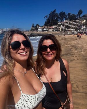 Veronica Bianchi Instagram - Nos vamos acercando al sexto mes🤰🏻
Feliz. Rodeada de mi familia que es la mejor del mundo.
El amor de mi marido que no puede estar más emocionado con la llegada de Agustín.
La alegría (y trabajo) que nos entregan los tres 🐾🐾🐾 de la casa. 
La plenitud de tomar buenas decisiones❤️
Agradecida de tanto amor🥹