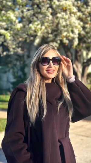 Veronika Mindal Instagram - Absolutely in love with this burgundy Mango coat, such a fashion-forward shade this season! The built-in scarf is a brilliant design choice, adding that effortless Parisian chic while keeping things cozy. Normally, I avoid oversized fits since they can feel bulky on a tall frame, but this one strikes the perfect balance, making me feel both elegant and comfortable. Strolling through Beverly Hills in a coat might not be a necessity, but my love for coats knows no season! They may not be essential in California’s mild winters, but they are undoubtedly my favorite part of a wardrobe. So, until the season officially ends, I’ll keep sharing my coat collection in full—because there’s still more to come! The suede Prada bag ties everything together perfectly, adding just the right amount of texture and sophistication.
.
.
.
Coat @mango 
Bag @prada 
Boots @dkny 
Sunglasses @guess 
.
.
.
.
.
#elegantstyle #elegantfashion #elegantoutfit #elegance #classystyle #classy #classyfashion #oldmoney #oldmoneyaesthetic #oldmoneystyle #styleguide #styleblogger #outfitgram #styleinspo #fashioninspo #classicfashion 
#vogue #style #outfit #fashioninspiration 
#singer #actress #maturemodel #Fashion-influencer #Fashionblogger #veronikamindal