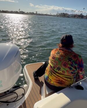 Vicki Lawrence Instagram - Took the boat out to see Al today. Would have been his 83rd #birthday.  #cheers,BFA🥂 @hawaiiyachtclub
