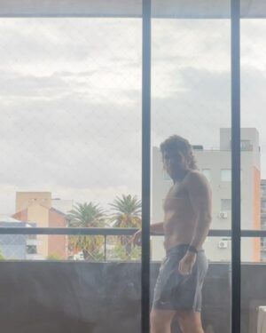 Victoria Maurette Instagram - Mi Febrero entre cajas, ecografías, taladros, valijas, capturas de pantalla, ensayos, panza y amores. Recién empieza el año 🤯semana que viene mi primer show del año en Mar del plata. Un montón todo 😅 pero encarándolo con paz y mente positiva. Que sea lo que tenga que ser y a disfrutar. Se vive si o si. Nada de esconderse. Nada de no jugársela. Con panza y todo me siento súper héroe 🦸 Siempre pensé que la maternidad te frenaba la vida un poco. Ahora me doy cuenta que está todo en tu cabeza. Está todo en tu forma de pensar. Se puede todo lo que quieras. Requiere trabajo…pero se puede.