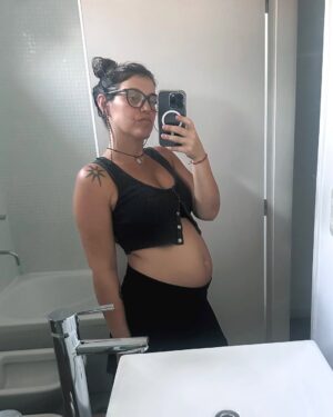 Victoria Maurette Instagram - Mi Febrero entre cajas, ecografías, taladros, valijas, capturas de pantalla, ensayos, panza y amores. Recién empieza el año 🤯semana que viene mi primer show del año en Mar del plata. Un montón todo 😅 pero encarándolo con paz y mente positiva. Que sea lo que tenga que ser y a disfrutar. Se vive si o si. Nada de esconderse. Nada de no jugársela. Con panza y todo me siento súper héroe 🦸 Siempre pensé que la maternidad te frenaba la vida un poco. Ahora me doy cuenta que está todo en tu cabeza. Está todo en tu forma de pensar. Se puede todo lo que quieras. Requiere trabajo…pero se puede.
