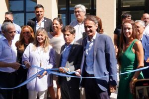 Victoria Onetto Instagram - Acompañé a nuestro gobernador @kicillofok y a @crisalvarezrod en la inauguración de una nueva Casa de la Provincia, en esta oportunidad en la ciudad de #Chascomús.

🏬Esta sede contribuye al proceso de descentralización del Gobierno provincial, para llegar a cada uno de los pueblos del territorio bonaerense, con más eficacia, más organización y condiciones dignas. 

✨Porque el objetivo de esta gestión es continuar facilitando a todos los y las bonaerenses el acceso a trámites y servicios en un ámbito cercano y de proximidad. 

Un Estado presente en todos los rincones de nuestro extensa y maravillosa #Provincia 💪🏽

@kicillofok @crisalvarezrod @provinciaba @jesil_rey @javierchapagaston

#derechoalfuturo