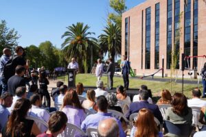 Victoria Onetto Instagram - Acompañé a nuestro gobernador @kicillofok y a @crisalvarezrod en la inauguración de una nueva Casa de la Provincia, en esta oportunidad en la ciudad de #Chascomús.

🏬Esta sede contribuye al proceso de descentralización del Gobierno provincial, para llegar a cada uno de los pueblos del territorio bonaerense, con más eficacia, más organización y condiciones dignas. 

✨Porque el objetivo de esta gestión es continuar facilitando a todos los y las bonaerenses el acceso a trámites y servicios en un ámbito cercano y de proximidad. 

Un Estado presente en todos los rincones de nuestro extensa y maravillosa #Provincia 💪🏽

@kicillofok @crisalvarezrod @provinciaba @jesil_rey @javierchapagaston

#derechoalfuturo