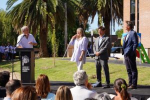 Victoria Onetto Instagram - Acompañé a nuestro gobernador @kicillofok y a @crisalvarezrod en la inauguración de una nueva Casa de la Provincia, en esta oportunidad en la ciudad de #Chascomús.

🏬Esta sede contribuye al proceso de descentralización del Gobierno provincial, para llegar a cada uno de los pueblos del territorio bonaerense, con más eficacia, más organización y condiciones dignas. 

✨Porque el objetivo de esta gestión es continuar facilitando a todos los y las bonaerenses el acceso a trámites y servicios en un ámbito cercano y de proximidad. 

Un Estado presente en todos los rincones de nuestro extensa y maravillosa #Provincia 💪🏽

@kicillofok @crisalvarezrod @provinciaba @jesil_rey @javierchapagaston

#derechoalfuturo