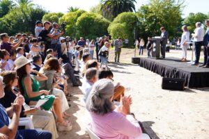 Victoria Onetto Instagram - Acompañé a nuestro gobernador @kicillofok y a @crisalvarezrod en la inauguración de una nueva Casa de la Provincia, en esta oportunidad en la ciudad de #Chascomús.

🏬Esta sede contribuye al proceso de descentralización del Gobierno provincial, para llegar a cada uno de los pueblos del territorio bonaerense, con más eficacia, más organización y condiciones dignas. 

✨Porque el objetivo de esta gestión es continuar facilitando a todos los y las bonaerenses el acceso a trámites y servicios en un ámbito cercano y de proximidad. 

Un Estado presente en todos los rincones de nuestro extensa y maravillosa #Provincia 💪🏽

@kicillofok @crisalvarezrod @provinciaba @jesil_rey @javierchapagaston

#derechoalfuturo