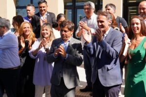 Victoria Onetto Instagram - Acompañé a nuestro gobernador @kicillofok y a @crisalvarezrod en la inauguración de una nueva Casa de la Provincia, en esta oportunidad en la ciudad de #Chascomús.

🏬Esta sede contribuye al proceso de descentralización del Gobierno provincial, para llegar a cada uno de los pueblos del territorio bonaerense, con más eficacia, más organización y condiciones dignas. 

✨Porque el objetivo de esta gestión es continuar facilitando a todos los y las bonaerenses el acceso a trámites y servicios en un ámbito cercano y de proximidad. 

Un Estado presente en todos los rincones de nuestro extensa y maravillosa #Provincia 💪🏽

@kicillofok @crisalvarezrod @provinciaba @jesil_rey @javierchapagaston

#derechoalfuturo