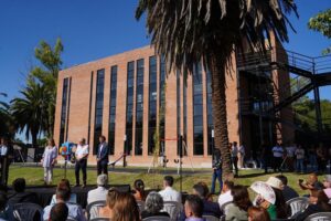 Victoria Onetto Instagram - Acompañé a nuestro gobernador @kicillofok y a @crisalvarezrod en la inauguración de una nueva Casa de la Provincia, en esta oportunidad en la ciudad de #Chascomús.

🏬Esta sede contribuye al proceso de descentralización del Gobierno provincial, para llegar a cada uno de los pueblos del territorio bonaerense, con más eficacia, más organización y condiciones dignas. 

✨Porque el objetivo de esta gestión es continuar facilitando a todos los y las bonaerenses el acceso a trámites y servicios en un ámbito cercano y de proximidad. 

Un Estado presente en todos los rincones de nuestro extensa y maravillosa #Provincia 💪🏽

@kicillofok @crisalvarezrod @provinciaba @jesil_rey @javierchapagaston

#derechoalfuturo