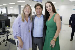 Victoria Onetto Instagram - Acompañé a nuestro gobernador @kicillofok y a @crisalvarezrod en la inauguración de una nueva Casa de la Provincia, en esta oportunidad en la ciudad de #Chascomús.

🏬Esta sede contribuye al proceso de descentralización del Gobierno provincial, para llegar a cada uno de los pueblos del territorio bonaerense, con más eficacia, más organización y condiciones dignas. 

✨Porque el objetivo de esta gestión es continuar facilitando a todos los y las bonaerenses el acceso a trámites y servicios en un ámbito cercano y de proximidad. 

Un Estado presente en todos los rincones de nuestro extensa y maravillosa #Provincia 💪🏽

@kicillofok @crisalvarezrod @provinciaba @jesil_rey @javierchapagaston

#derechoalfuturo