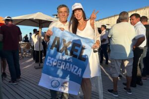 Victoria Onetto Instagram - Ayer también estuvimos en #SantaClara acompañando la tercera conferencia de #Verano impulsada por nuestro gobernador @kicillofok.

Durante estos tres meses, desde @provinciaba, se trabajó a lo largo y ancho del territorio para promover políticas que generen crecimiento y desarrollo para todos los y las bonaerenses.

Además, herramientas como descuentos, actividades culturales, y el fomento de nuestras fiestas populares, fueron fundamentales con el fin de promover el turismo local.
 
La cultura es sin dudas el foco nodal para construir una #Provincia más productiva, con más trabajo y con mayor bienestar para quienes la habitamos 🤍

@augustocostaok @ejavieralonso @buenosairescultura @crisalvarezrod @jesil_rey @produccionpba @bianco.carli

#derechoalfuturo