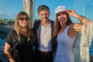 Victoria Onetto Instagram - Ayer también estuvimos en #SantaClara acompañando la tercera conferencia de #Verano impulsada por nuestro gobernador @kicillofok.

Durante estos tres meses, desde @provinciaba, se trabajó a lo largo y ancho del territorio para promover políticas que generen crecimiento y desarrollo para todos los y las bonaerenses.

Además, herramientas como descuentos, actividades culturales, y el fomento de nuestras fiestas populares, fueron fundamentales con el fin de promover el turismo local.
 
La cultura es sin dudas el foco nodal para construir una #Provincia más productiva, con más trabajo y con mayor bienestar para quienes la habitamos 🤍

@augustocostaok @ejavieralonso @buenosairescultura @crisalvarezrod @jesil_rey @produccionpba @bianco.carli

#derechoalfuturo