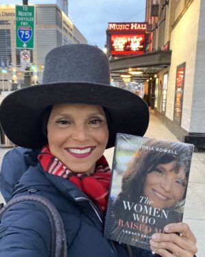 Victoria Rowell Instagram - YES! #DETROIT … #jasonslyric thank YOU for the ❤️🙏🏽 and purchasing my memoir signed after performances. Just (2) more shows in the “D” before we head to OHIO!!! See you SOON!
