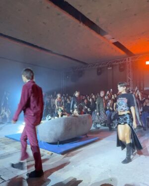 Victoria Saravia Instagram - Hot 💦 #Random x @harveywillys debut en #bafweek | El mejor show desfile que asistí en cuanto a propuesta, lugar, estilismo y música . Me hace muy feliz ver amigos crecer. 13/3 presente !