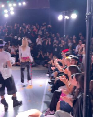 Victoria Saravia Instagram - La tendencia son layers y en el día de la bestia lo dimos todo. @bestia_official otra marca que hizo su debut en #bafweek de la mano de uno de mis estilistas y amigo favorito @joacodiazst .
Apuesto x esta tendencia relajada, donde los accesorios son los protagonistas. Si a las bermudas masculinas de algodón con botas y a toda prenda oversized.