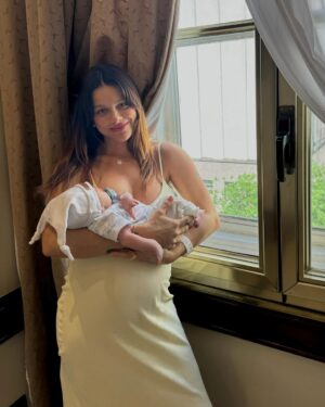 Victoria Saravia Instagram - A new era of me has just begun ❤️ 

De atrás para adelante las últimas 72hs donde mi vida cambió por completo .
Comenzamos con trabajo de parto la noche anterior , algunas contracciones aisladas , un baño de inmersión , mucho amor y a mimir. El día siguiente era el día y ahí estábamos…. Junto an Edith quien nos acompañó con toda su sabiduría, viendo que expresaba mi cuerpo algo totalmente nuevo para ambos pero que nos indicaba que estábamos cada vez más cerca de conocer al amor de nuestras vidas . 
Cuando las contracciones se hicieron más intensas nos fuimos al sanatorio para seguir allí con mi trabajo de parto en el agua tal como la había planeado. 
Lo planeado no sucedió pues la naturaleza es sabia y nadie puede controlarla hice lo que imaginé hasta el momento que tuve control luego no hubo más control y todo pasó como tenía que ser por qué cada parto es perfecto para cada mujer y cada bebé las frases de mi doula Martu venían a mi mente, así como las de Aldi mi cuerpo sabe parir mi bebé sabe nacer . La contención inigualable de Manu mi partner for ever Que elegiría una y mil veces fue clave, el equipo a cargo de Tito mi obstetra y el equipo de Otamendi que cumplió con todo mi plan de parto en medio de una gran emoción, cansancio, y muchas sensaciones que no puedo explicar  le dábamos la bienvenida a Lio Desrets Saravia el 23/11 👶 3.580kg con un apgar de 9 / 10.

Mis sostén durante y después : @embarazocontenido @_embarazoconsciente @celes.pueri @tribudedoulas