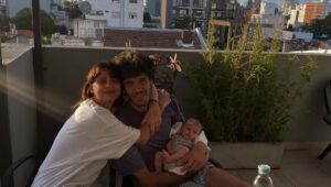 Victoria Saravia Instagram - Que lindo verte haciendo lo que más te gusta🫀🎈🎂Iconica manera de comenzar tu año. Feliz vuelta al sol mi amor, mi compañero y ahora padre de un ser que vino a unirnos para siempre. No puedo estar más agradecida de tenerlos en mi vida . Que los cumplas muy feliz 🥰🥰🥰🥰🥰🥰