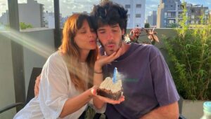 Victoria Saravia Instagram - Que lindo verte haciendo lo que más te gusta🫀🎈🎂Iconica manera de comenzar tu año. Feliz vuelta al sol mi amor, mi compañero y ahora padre de un ser que vino a unirnos para siempre. No puedo estar más agradecida de tenerlos en mi vida . Que los cumplas muy feliz 🥰🥰🥰🥰🥰🥰