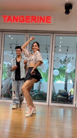 Viddhi Giri Instagram - turn the music up 💃 with @vicky__pedia at @tangerineartsstudio 
.
#yourmylove #bollywoodstyle #dance
