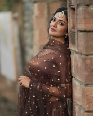 Vimala Raman Instagram - Glow-getter ✨💫💥💃🏼

Made by the best you can get ❤️🙏🏻😘
Photographer : @camerasenthil 
Shoot organised : @rrajeshananda 
Makeup : @chennai_thebridalart 
Hairstylist : @mahi_hairstyliz 
Styling : @mabia_mb