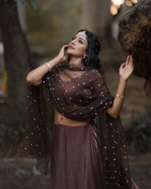 Vimala Raman Instagram - Glow-getter ✨💫💥💃🏼

Made by the best you can get ❤️🙏🏻😘
Photographer : @camerasenthil 
Shoot organised : @rrajeshananda 
Makeup : @chennai_thebridalart 
Hairstylist : @mahi_hairstyliz 
Styling : @mabia_mb