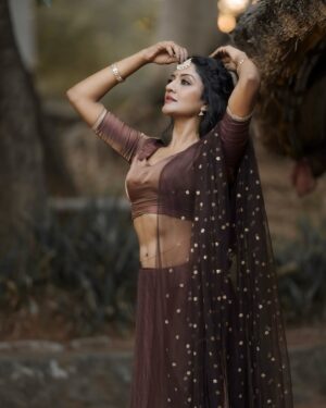 Vimala Raman Instagram - Glow-getter ✨💫💥💃🏼

Made by the best you can get ❤️🙏🏻😘
Photographer : @camerasenthil 
Shoot organised : @rrajeshananda 
Makeup : @chennai_thebridalart 
Hairstylist : @mahi_hairstyliz 
Styling : @mabia_mb