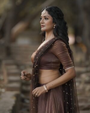 Vimala Raman Instagram - Glow-getter ✨💫💥💃🏼

Made by the best you can get ❤️🙏🏻😘
Photographer : @camerasenthil 
Shoot organised : @rrajeshananda 
Makeup : @chennai_thebridalart 
Hairstylist : @mahi_hairstyliz 
Styling : @mabia_mb