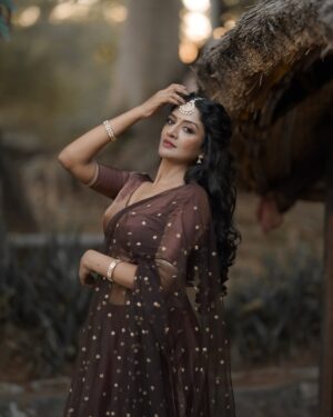Vimala Raman Instagram - Glowing with the flow ✨🤎✨ 

Thanks to the best for this love u guys 😘❤️🙏🏻
Photography @camerasenthil 
Makeup @chennai_thebridalart 
Hairstylist @mahi_hairstyliz 
Styling @mabia_mb 
Organised by @rrajeshananda 
.
#vimalaraman #picoftheday #photoshoot