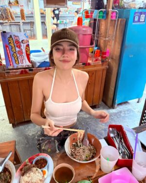 Virahya Pattarachokchai Instagram - ก๋วยเตี๋ยวเรือเผ็ดน้อย 🙆🏻‍♀️