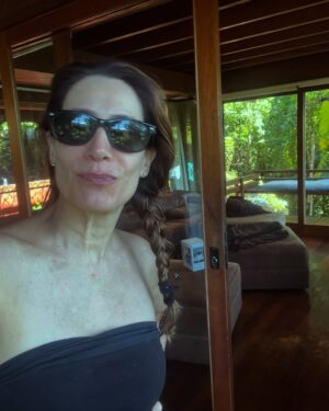 Virginia Cavendish Instagram - Segunda de Carnaval. Praia, Oscar brasileiro e muito descanso. Sinto não estar em Olinda. Saudade define.

Quem tá na guerra, (Guerra de alegria) quem tá na paz? 

#segundou 
#carnaval 
#praia 
#ferias
#nomakeup