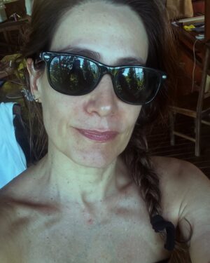 Virginia Cavendish Instagram - Segunda de Carnaval. Praia, Oscar brasileiro e muito descanso. Sinto não estar em Olinda. Saudade define.

Quem tá na guerra, (Guerra de alegria) quem tá na paz? 

#segundou 
#carnaval 
#praia 
#ferias
#nomakeup