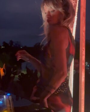 Virginia Da Cunha Instagram - ELIJE TU PROPIO ELEMENTO 🔥 💦 💨 🌎 ✨

1. Fuego. Ritmos latinos, brasileños con fuego que enciende el cuerpo para bailar sin pensar después de haber contemplado la caída del sol. Pasión que contagia. 

2. Agua. Fluidez, adaptabilidad, sensibilidad, purificación. Representa el inconsciente colectivo, los sueños, la espiritualidad. Esa emoción al sentir la música en el alma, al ver la naturaleza brillar. 

3. Aire. El mundo de la música, las ideas, la comunicación, el canto, el movimiento. El aire conecta todo con todo, a veces se dispersa pero bien dirigido es pura inspiración. Gracias @divo.deco por ese hermoso macramé que bailó al viento. 

4. Tierra. Energía femenina, pasiva y nutridora, creativa. Magnética. Elemento de la concreción, la estabilidad, la presencia. La que nos da el vino para deleitarnos y brindar. 

5. Amor. Por lo que hacemos.. un amor que se expande al compartirlo, y aún más al disfrutarlo. Ser equipo, trascender. 

Gracias a todos los que formaron parte del mágico Sunset en @anaiawines : @blex_dj @ramiroscalzi @alerobyom @lelumiere_velas @rupiashowroommendoza 
Se viene otro pronto para los que se lo perdieron!