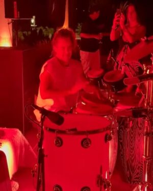 Virginia Da Cunha Instagram - ELIJE TU PROPIO ELEMENTO 🔥 💦 💨 🌎 ✨

1. Fuego. Ritmos latinos, brasileños con fuego que enciende el cuerpo para bailar sin pensar después de haber contemplado la caída del sol. Pasión que contagia. 

2. Agua. Fluidez, adaptabilidad, sensibilidad, purificación. Representa el inconsciente colectivo, los sueños, la espiritualidad. Esa emoción al sentir la música en el alma, al ver la naturaleza brillar. 

3. Aire. El mundo de la música, las ideas, la comunicación, el canto, el movimiento. El aire conecta todo con todo, a veces se dispersa pero bien dirigido es pura inspiración. Gracias @divo.deco por ese hermoso macramé que bailó al viento. 

4. Tierra. Energía femenina, pasiva y nutridora, creativa. Magnética. Elemento de la concreción, la estabilidad, la presencia. La que nos da el vino para deleitarnos y brindar. 

5. Amor. Por lo que hacemos.. un amor que se expande al compartirlo, y aún más al disfrutarlo. Ser equipo, trascender. 

Gracias a todos los que formaron parte del mágico Sunset en @anaiawines : @blex_dj @ramiroscalzi @alerobyom @lelumiere_velas @rupiashowroommendoza 
Se viene otro pronto para los que se lo perdieron!
