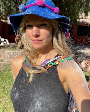 Virginia Da Cunha Instagram - CARNAVAL VIBES 

Recuerdos de un Carnaval salvaje en Jujuy para desearles un hermoso Domingo y recordarles que mañana los espero con un set de música y cantos celestiales y un tremendo line up de artistas en @anaiawines En el próximo posteo les dejo más info. Feliz Domingo!