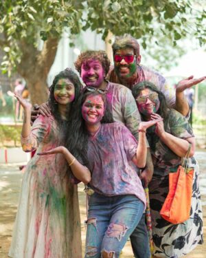 Vishnu Priya Instagram - Messy hands, colourful faces, hearts full of love 🩷🩵💚💜💙🤍♥️ 
.
Our holi celebrations full videos are releasing in our channels today so don’t miss to watch our fun 🤗😂😂 
.
Colourful pictures captured by @nikhilvsns 🩷💜🩷 
.
#holi #holipictures #colours #friends #friendsforever❤️ #friendship #crazy #crazyfamily #crazyfun #photos #photography #neelimeghaalaloo #mahishivan #sidshnu #spreadlove #spreadpositivity #thankyouall