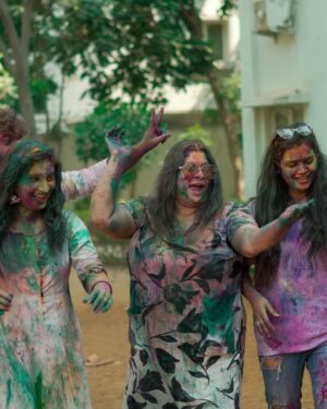 Vishnu Priya Instagram - Messy hands, colourful faces, hearts full of love 🩷🩵💚💜💙🤍♥️ 
.
Our holi celebrations full videos are releasing in our channels today so don’t miss to watch our fun 🤗😂😂 
.
Colourful pictures captured by @nikhilvsns 🩷💜🩷 
.
#holi #holipictures #colours #friends #friendsforever❤️ #friendship #crazy #crazyfamily #crazyfun #photos #photography #neelimeghaalaloo #mahishivan #sidshnu #spreadlove #spreadpositivity #thankyouall